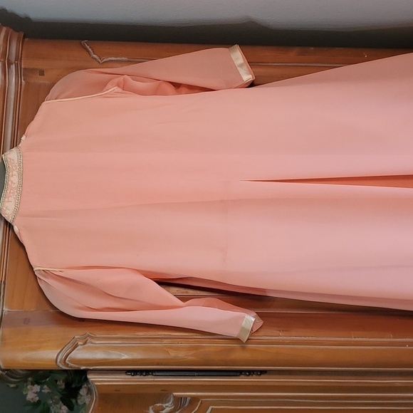 KURTA, formal little girls, peach. No size, guessing about a 6. Enbroidery lace. - Picture 7 of 13